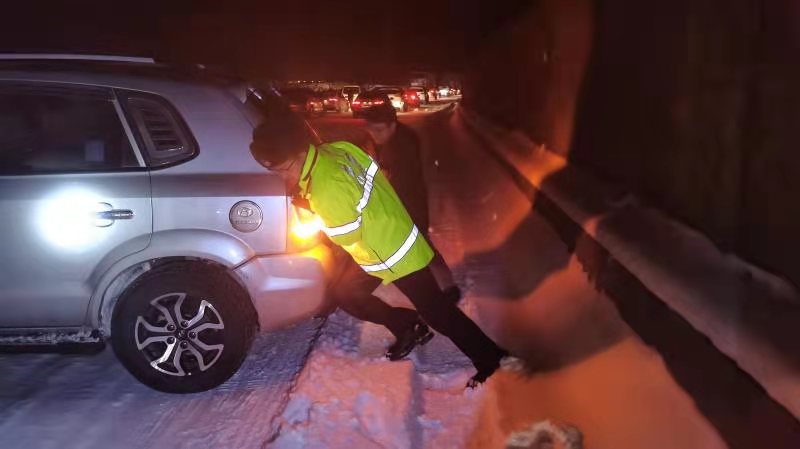积雪严重，情况危急……民警冰雪路上跑步5公里打开“生命通道”